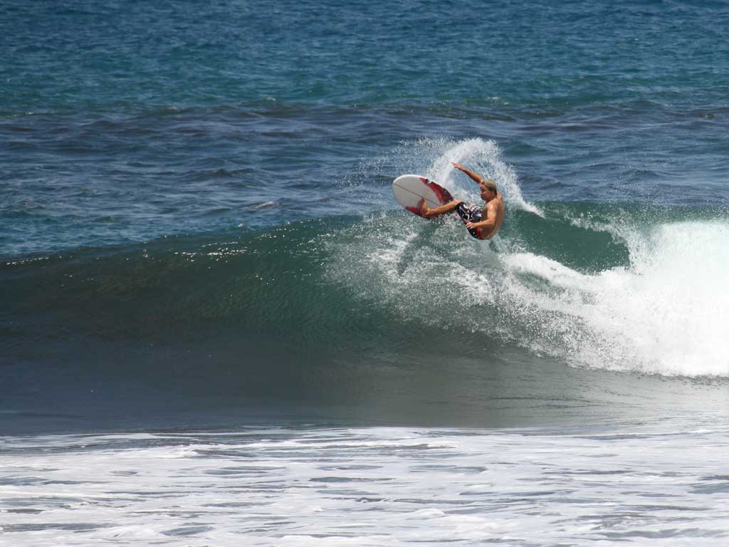 En Playa Hermosa casi siempre hay olas! Un surfista disfrutando a lo tico del beach break.